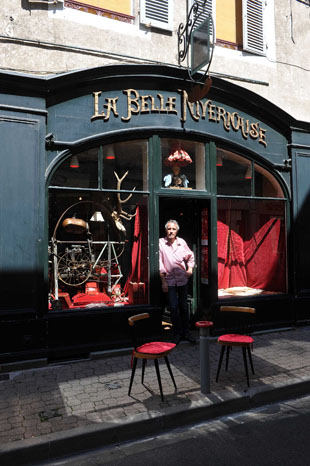 1/1<br />Le Dragon Rouge en vitrine a La Belle Nivernaise, photo by Stephane Jean-Baptiste (Nevers)
